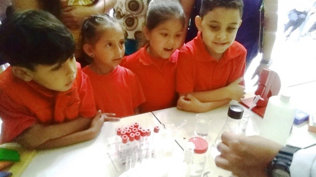 Niños en el encuentro de ciencia
