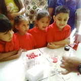 Niños en el encuentro de ciencia