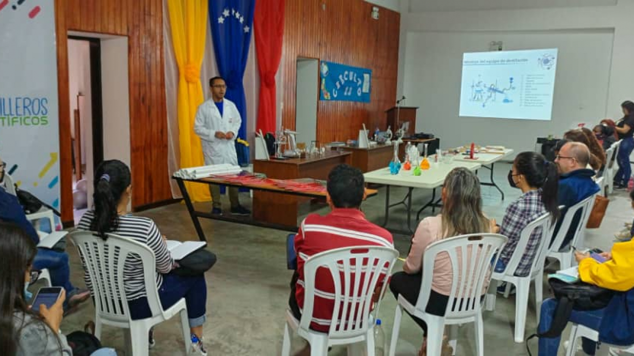 Fotoleyenda: Docentes participantes intercambiaron estrategias  pedagógicas para obtener mejores resultados en cuanto al uso de los laboratorios de ciencias naturales.